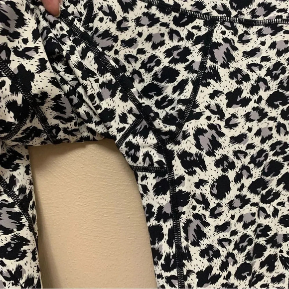 Zyia Active Black White Snow Leopard Print Brilliant Pocket Workout Leggings - Picture 6 of 12